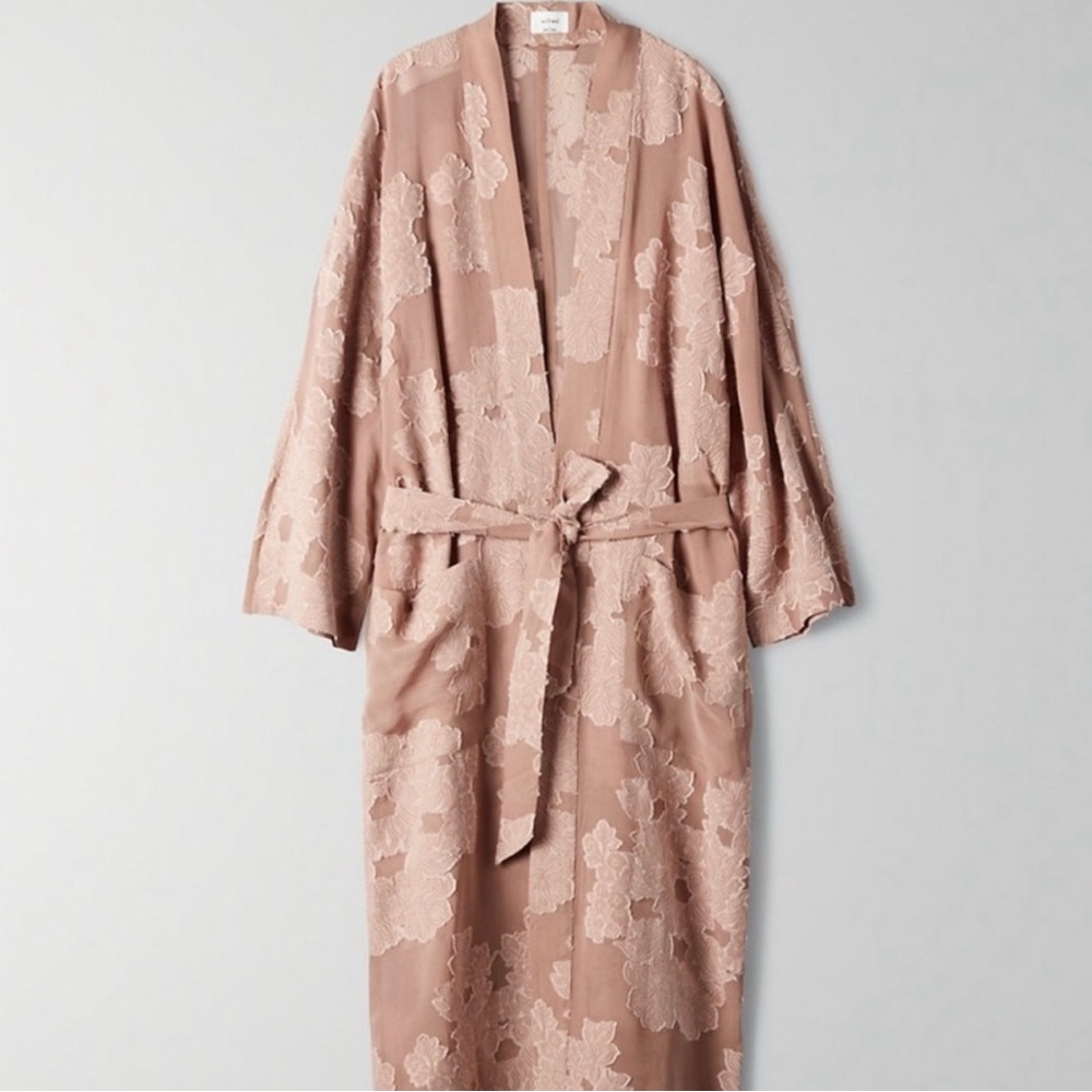 🩷 Wilfred Durante Floral Lace Kimono in Pink
